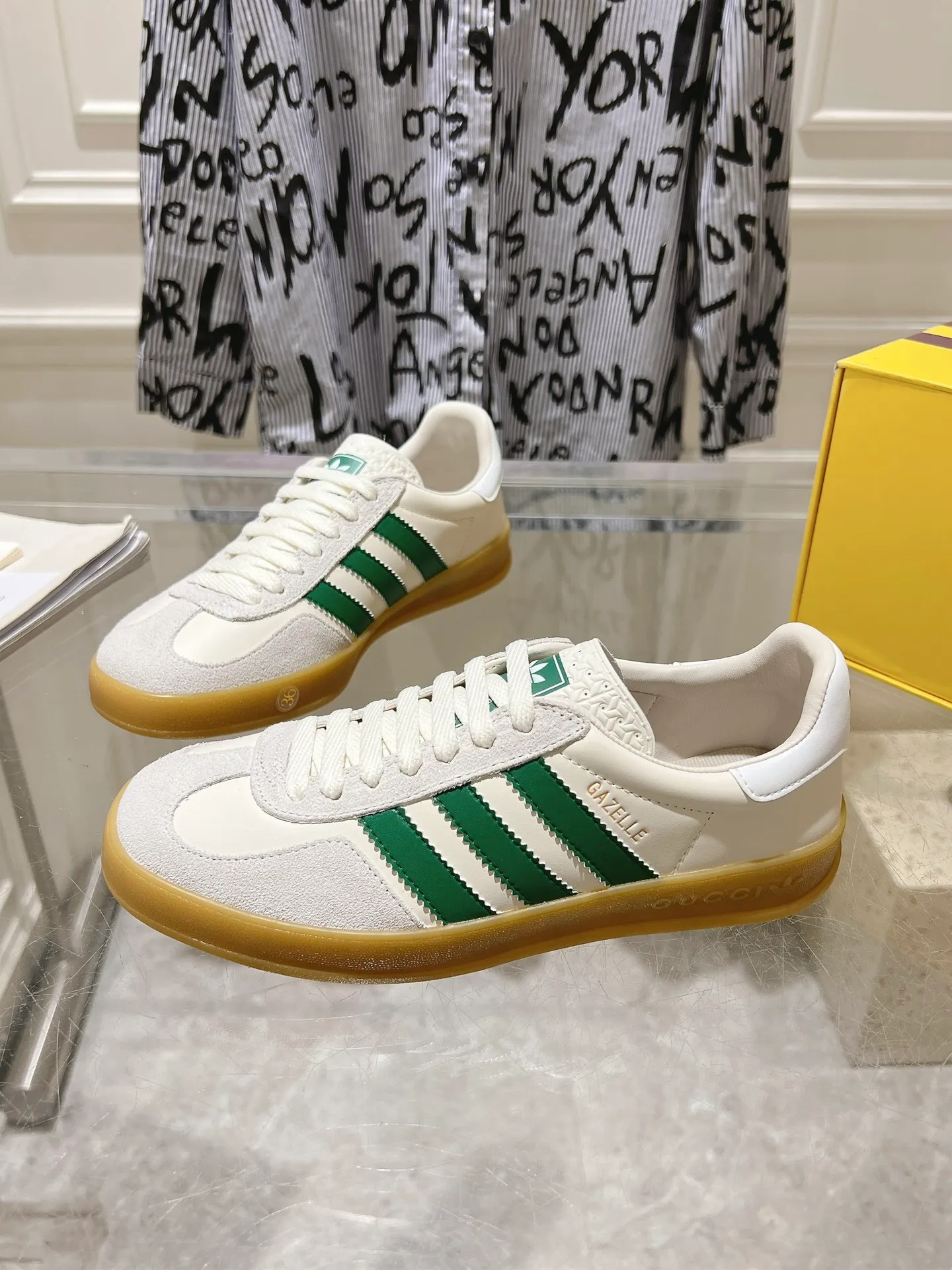 👟👟Ex-factory price 520👟👟Gucci&adidas joint limited edition couple's sneakers. A super nice joint casual sneaker with rich and bold colors! It showed everyone a completely different charm from the past! Combining retro style and youthful sports style to create a new aesthetic! Vitality yet stylish at the same time! ! Upper - made of cowhide, cowhide, cloth. Lining - sheepskin lining for foot pads. Sole - original open-molded beef tendon non-slip and wear-resistant outsole. Size: 35-47 (couple style)